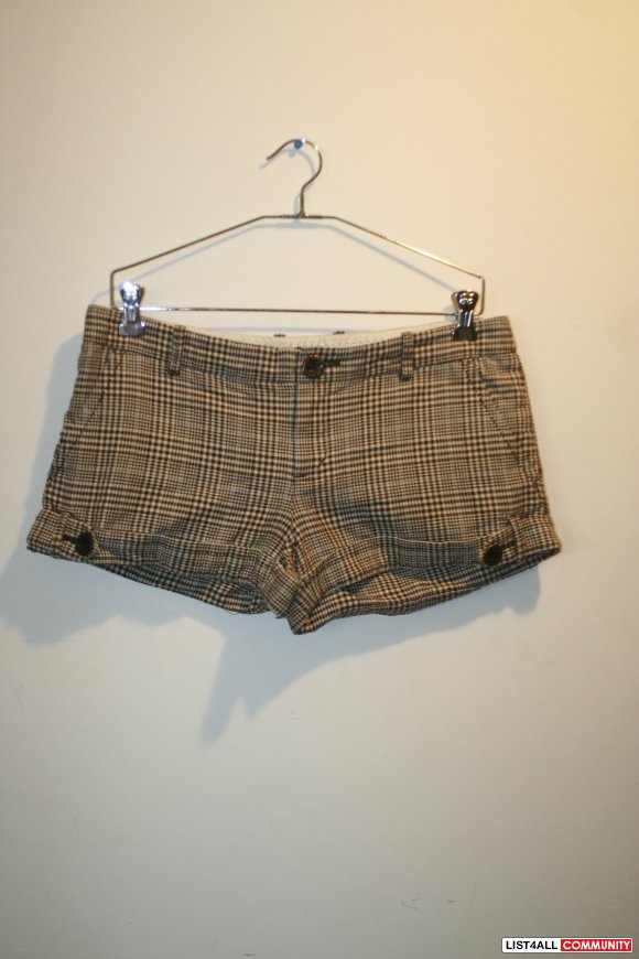 Aritzia Houndstooth Shorts (Size 8)
