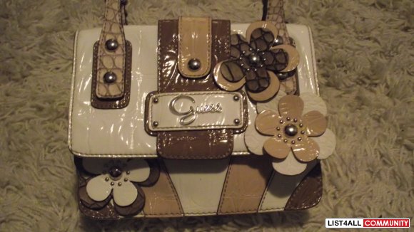 BNWOT AUTHENTIC GUESS PURSE/HANDBAG