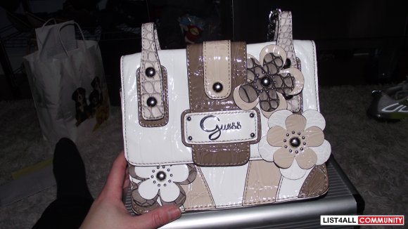 BNWOT AUTHENTIC GUESS PURSE/HANDBAG