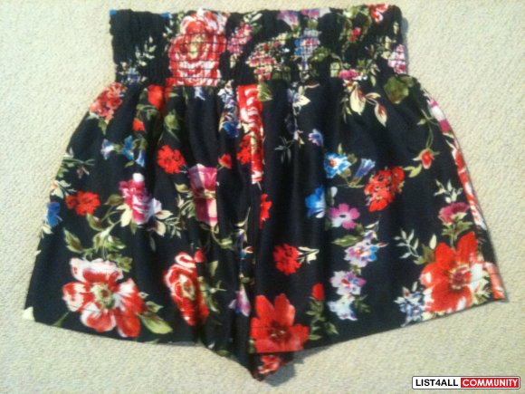 BNWT Aritzia ines floral flare shorts Small