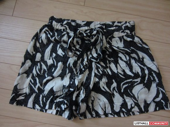 Aritzia: French Connection Printed Shorts - SZ 2