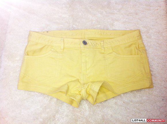 BNWOT Levi's Yellow Shorts