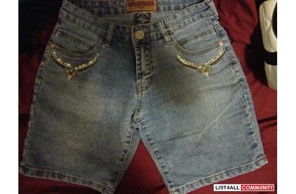 cute jeans shorts!!!! size 5/6!!!! it has some details at the pockets!