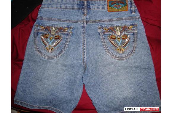 cute jeans shorts!!!! size 5/6!!!! it has some details at the pockets!